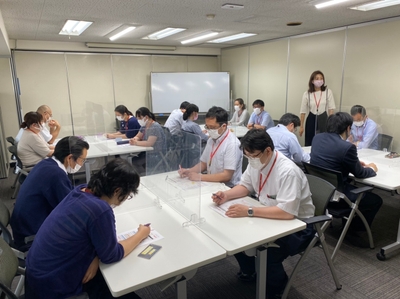 テーマ設定による定期ミーティングの様子
