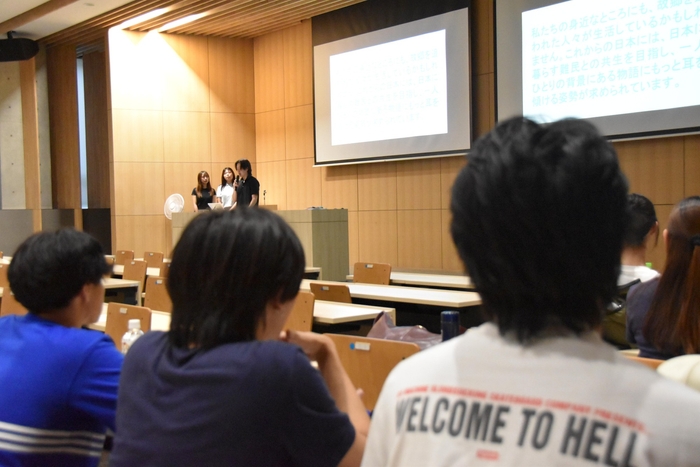 説明を聞く参加者