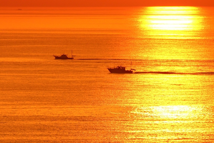 黄昏に染まる日本海を行き交う漁船。夕日と漁火の絶景シーズン到来です