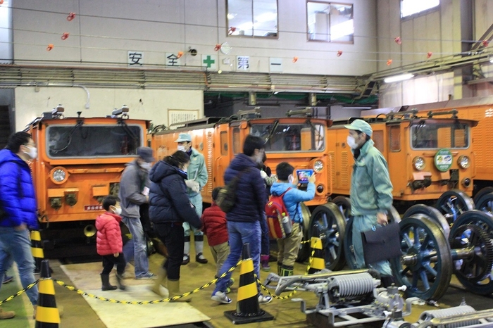 (車庫見学会)車両整備員による機関車庫の解説付き