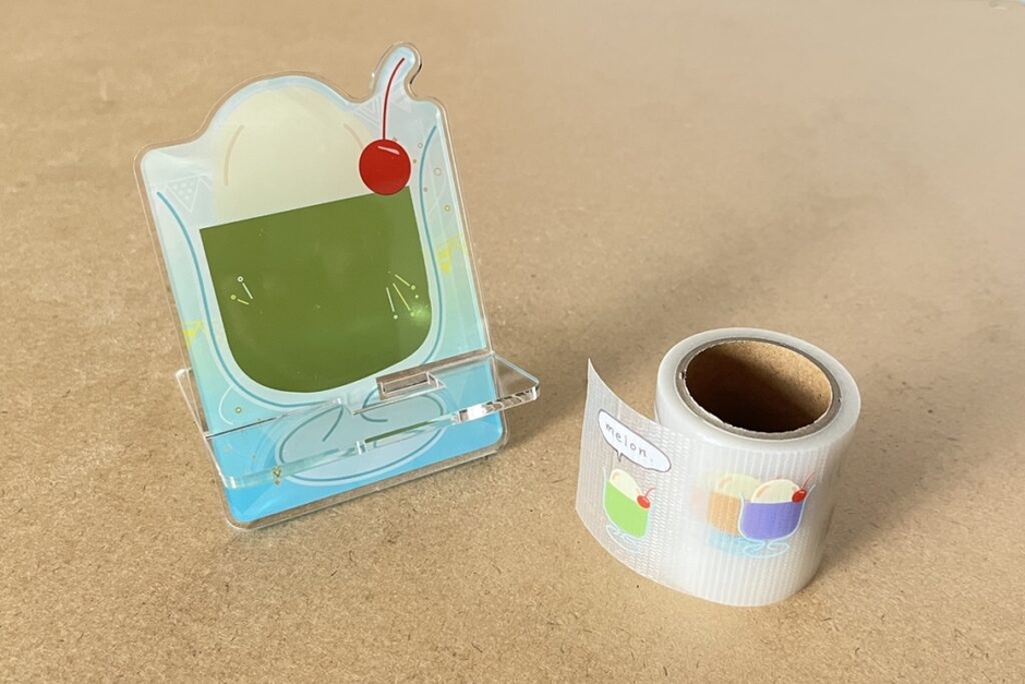 クリームソーダのスマホスタンド(アクリル製)とクリームソーダ柄のYOJOTAPE