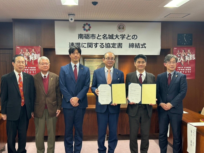 締結式に出席した伊川センター長（右から２人目）と田中市長（同３人目）ら