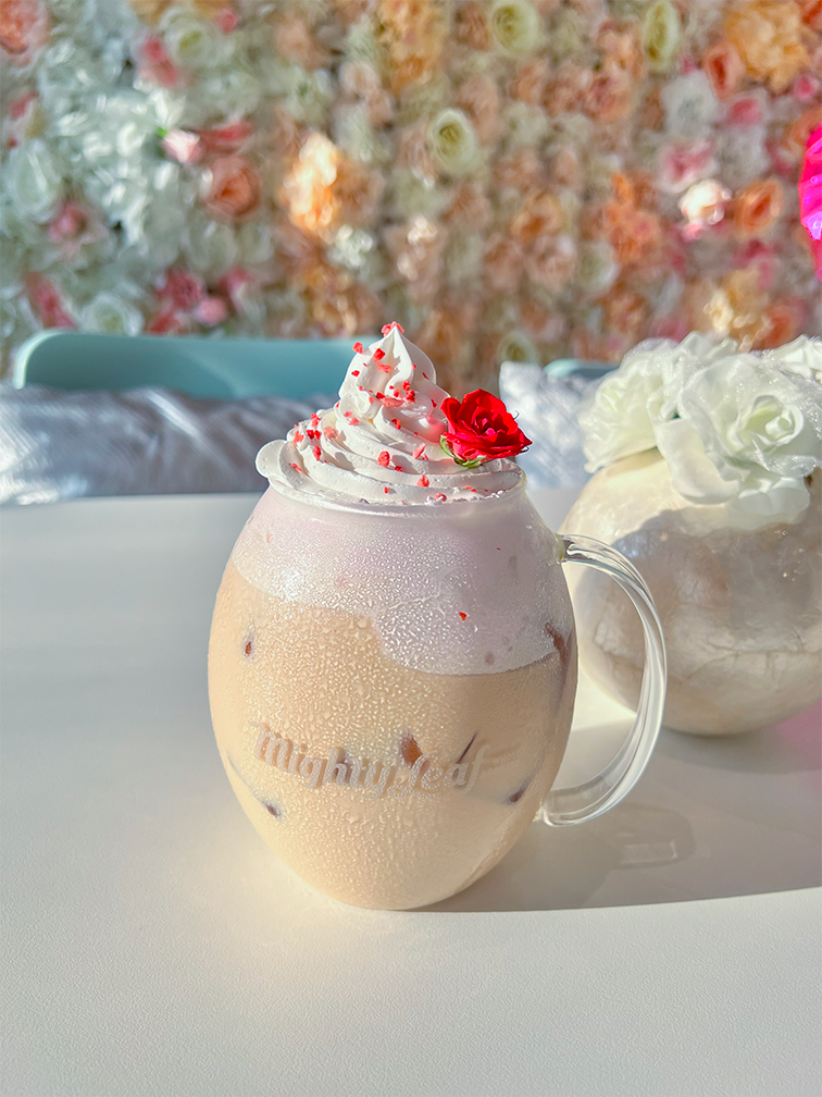 大人気ドリンクに新トッピング登場!ストロベリー味に大変身!