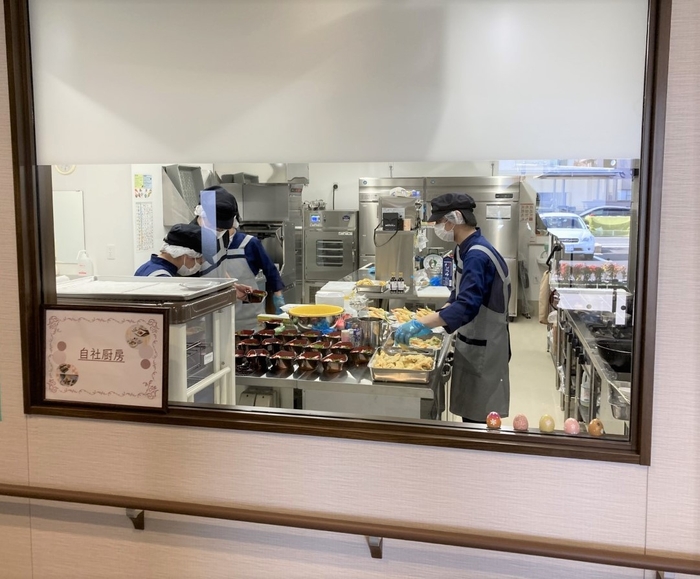 各務原ショートステイそよ風<厨房前の通路に設けた窓>