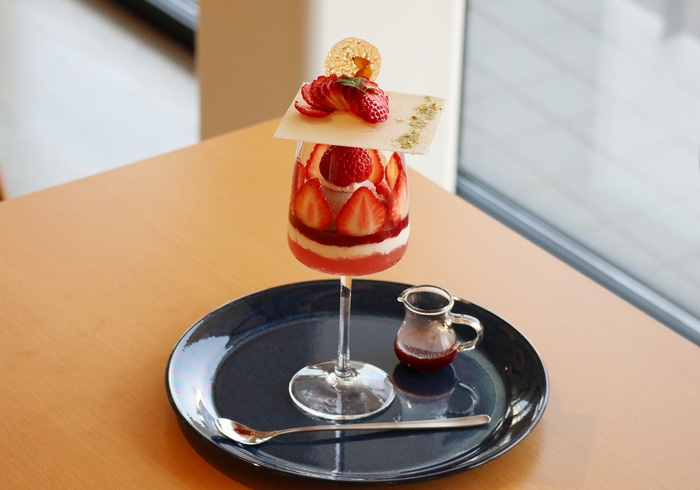 季節のパフェ 越後姫 ~いちごソースかけ~