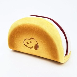 大人女子も大好きなスイーツがモチーフ、スヌーピーのクリームサンドポーチはインパクト抜群！本物が食べたくなるデザインです。