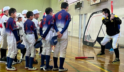 福岡ソフトバンクホークスOB3名を招き地域の小学生を対象とした「野球教室」を開催