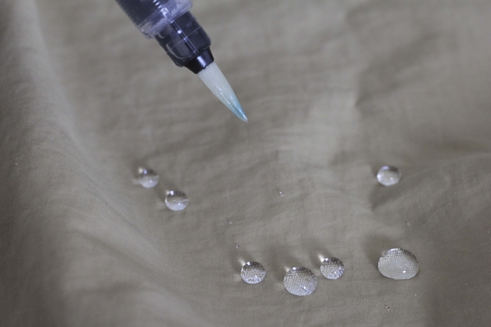 撥水生地で、水を弾きます