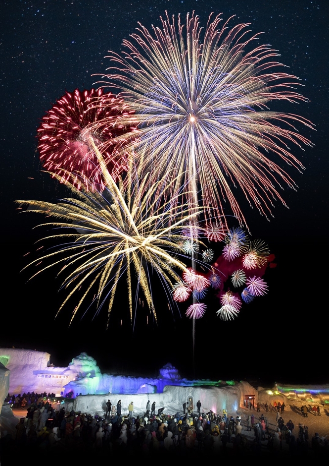 氷瀑まつり会場での打ち上げ花火の様子