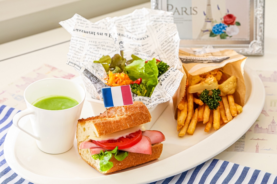 トマトとモッツァレラチーズのバゲットサンド、翡翠豆のポタージュなどのワンプレート