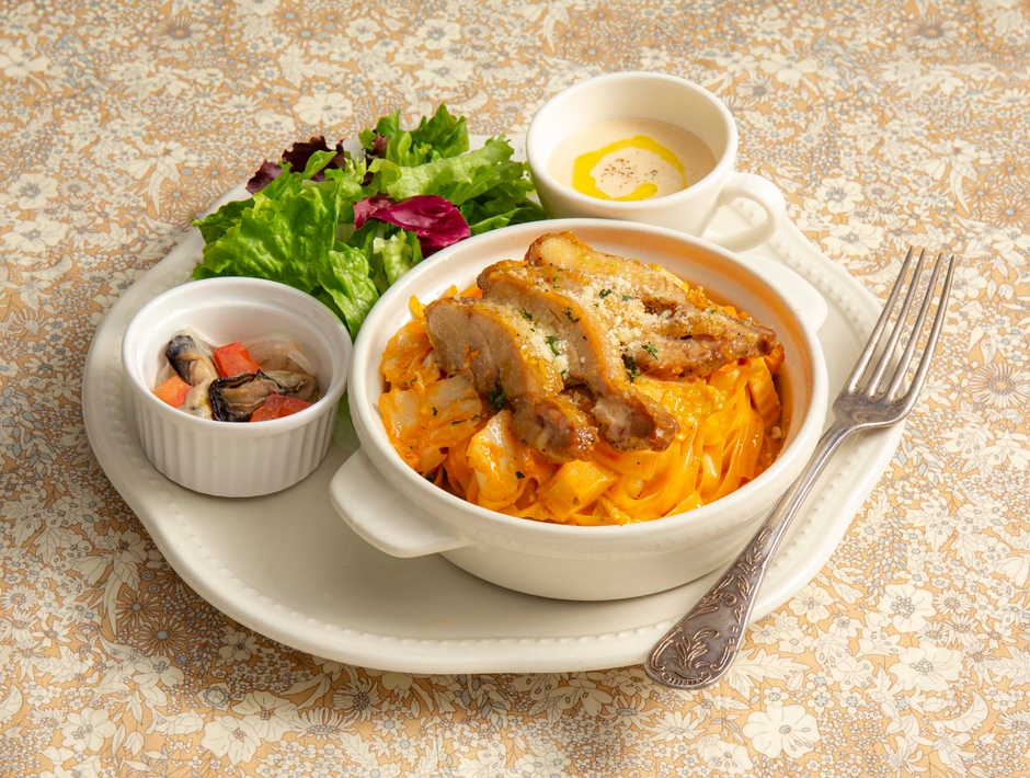 はかた地どりと合馬の筍・加布里キャベツのトマトクリームフェットチーネ 糸島カキのマリネ添え