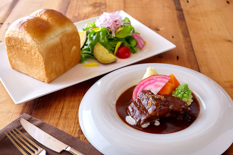 「極上“幻の和牛・葉山牛”の赤ワイン煮込み～湘南野菜の付け合わせ～」2,200円(税別)