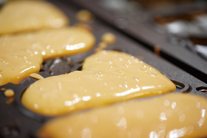 たい焼きのように生地を焼きます