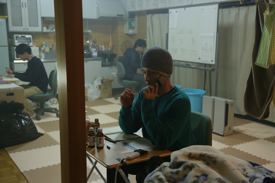 詐欺電話をかける大輔