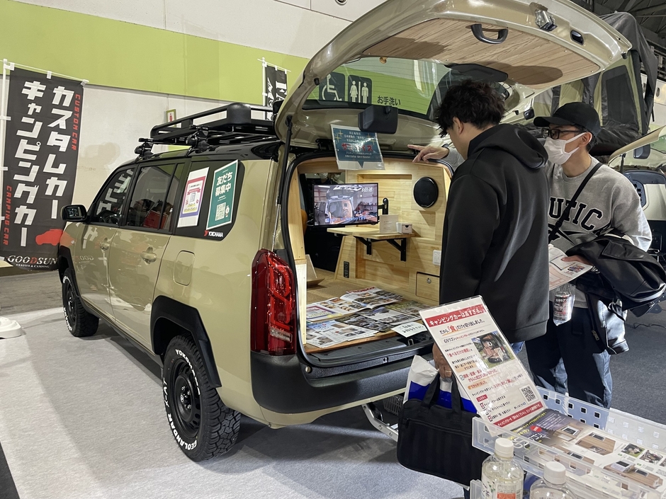 天井・壁・床を再構築した木質空間。車内を“第三の居場所”へと再定義する内装設計