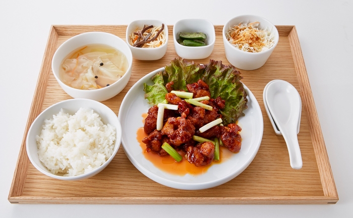 揚げ鶏の唐辛子炒め (サラダ、小鉢2種、スープ、白ご飯付)