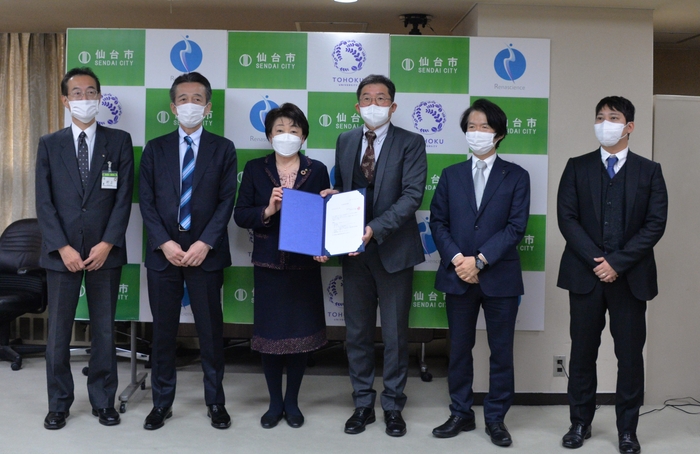 記念撮影の様子(株式会社レナサイエンス、東北大学、仙台市)