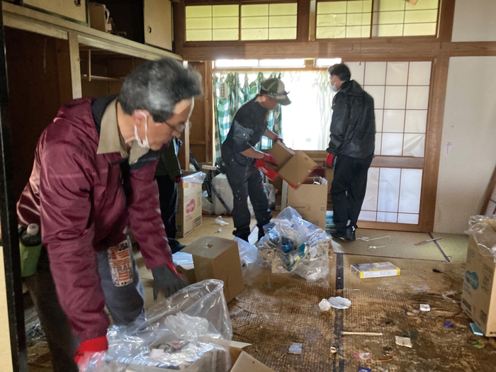 能登半島地震の被災者宅を清掃する世界メシア教職員