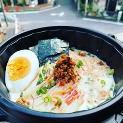 冷たいままにこだわった氷スープが革新的!  担々麵でもなく、冷麺でもない「担々冷麺」 の専門店「坦々冷麺涼」が恵比寿にオープン!