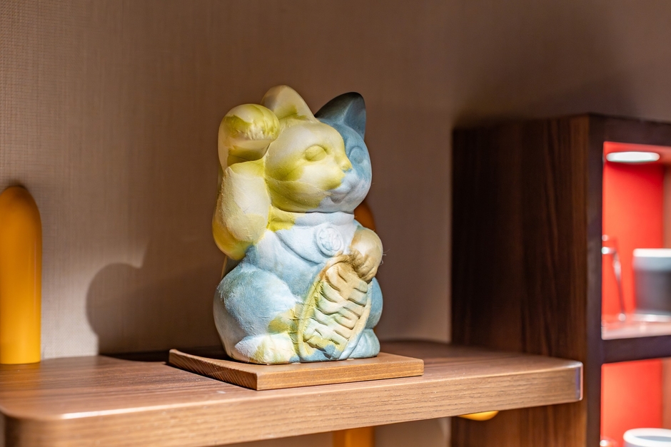<客室内> 藍染や草木染で設えた「まねき猫」はそれぞれポーズや表情が異なります