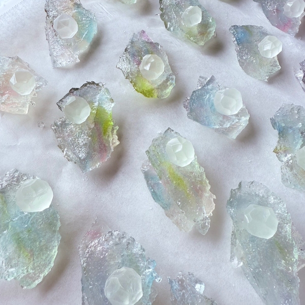 パールの母貝の揺らめく虹のような色合いを寒天のグラデーションで表現している