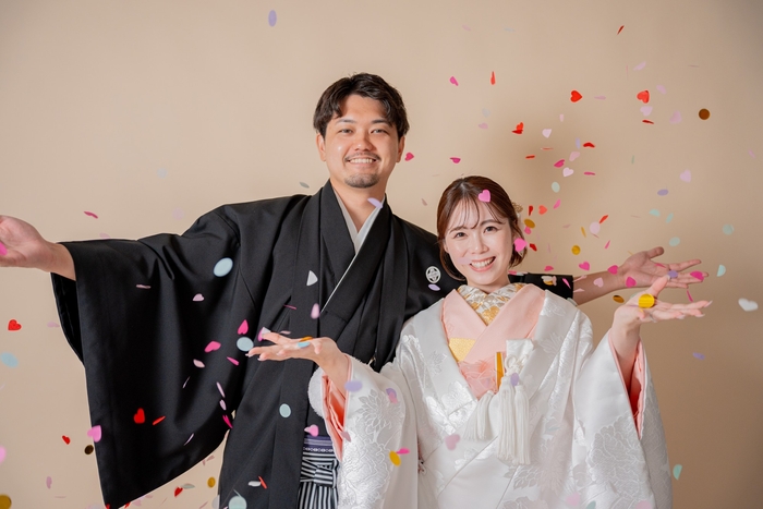 コンフェッティ撮影を楽しむ和装カップル