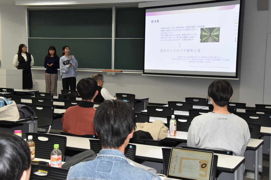 12チームが発表した報告会