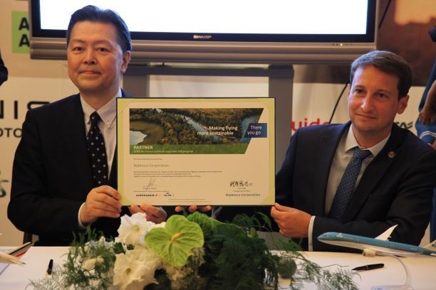 調印証書に署名したナブテスコ 伊集院 正二常務執行役員(左)とエールフランスKLM日本・韓国・ニューカレドニア支社長 ギヨーム・グラス(右)