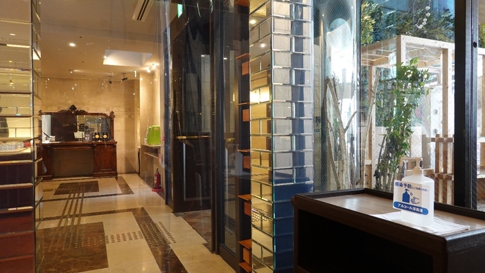 レストラン入口のアルコール設置