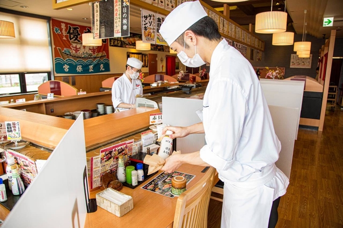 北海道・札幌の人気回転寿司店「海天丸」ではパーテーションでカウンターが区切られている。