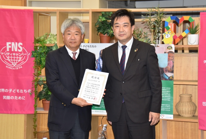 感謝状を受け取った渋井教授