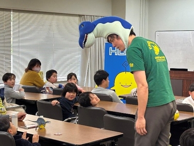 オゼキザウルス(右)