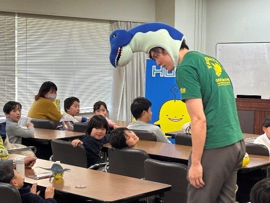 オゼキザウルス(右)