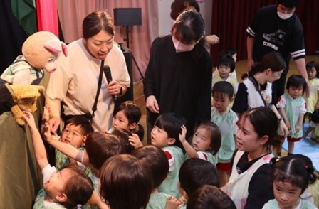 近畿大学九州短期大学附属幼稚園で「人形劇鑑賞会」を開催　人形劇ファンタジアが「赤ずきんちゃん」を上演