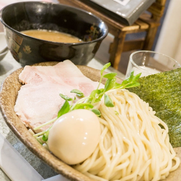 通常のラーメンもつけ麺と同じ太さにしたり、宅配用に麺の加水率を変えたりしているそうです。