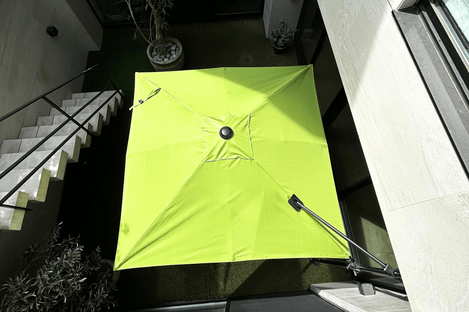 グリーンの中でも、流行りの「セージグリーン」を採用