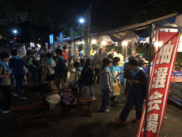 にぎわう夜市で抽選会(画像はイメージです)