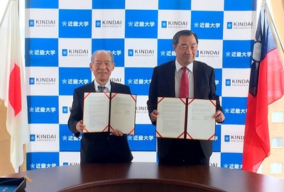 (左)近畿大学 学長 塩﨑均 (右)経済部投資業務処 処長 王劍平