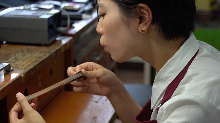 手で引き伸ばし、美しい曲線を作る技法「蜜蝋」