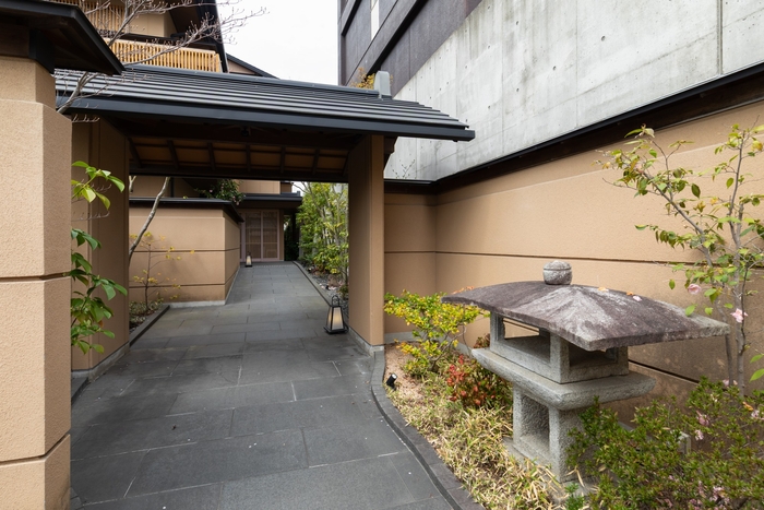 上質な和の雰囲気が漂うエントランス