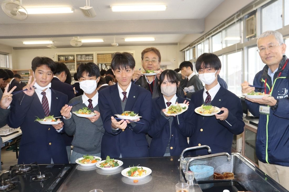 1年生も一緒に「いただきます!」