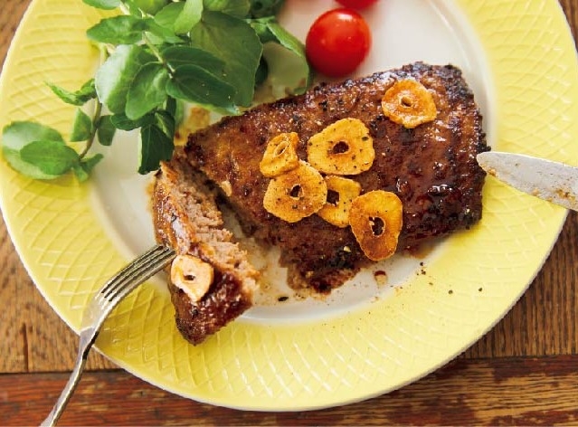 〈ひき肉〉の特売に出会ったら節約チャンス! 玉ねぎ、パン粉などを加えた「冷凍肉だねシート」でストック。 凍ったまま蒸し焼きにした「ひき肉のステーキ ガーリックペッパー風味」は、表面はこんがり、中はジューシー♪