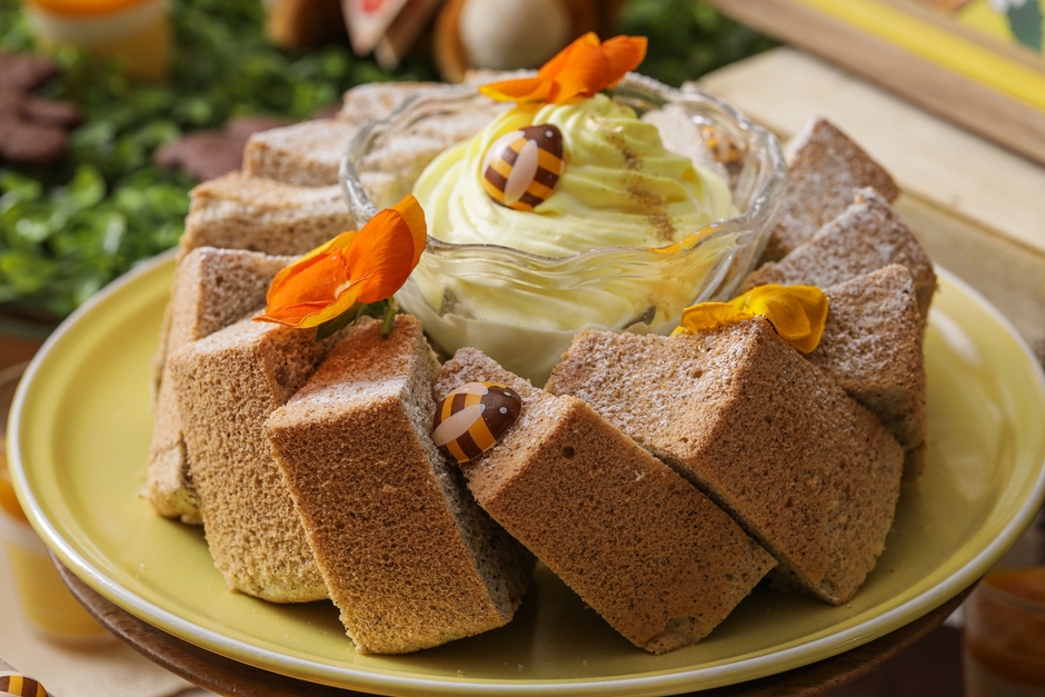 紅茶とはちみつのシフォンケーキ :はちみつと香りの良い紅茶を組み合わせたシフォンケーキは、はちみつ入りの生クリームと合わせて楽しめます。