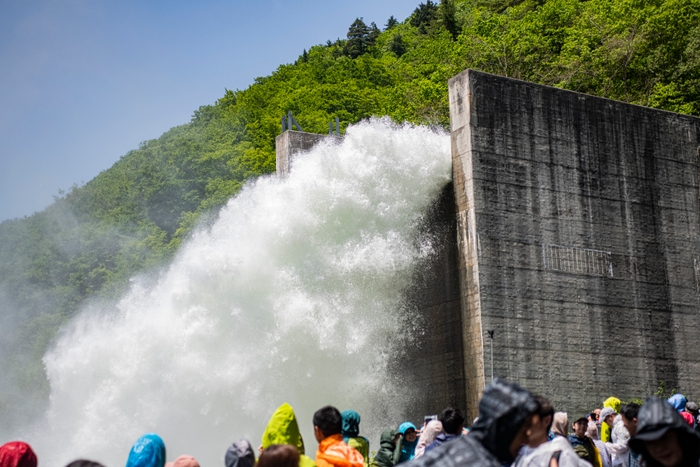 矢木沢ダム点検放流