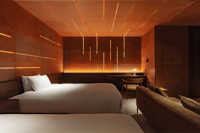 照明の上から和紙で覆った壁は柔らかい灯りを演出する