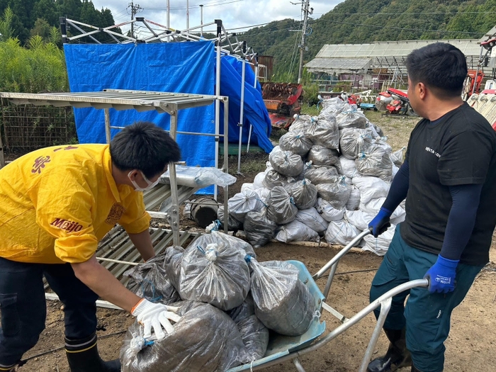 土嚢を積み上げる