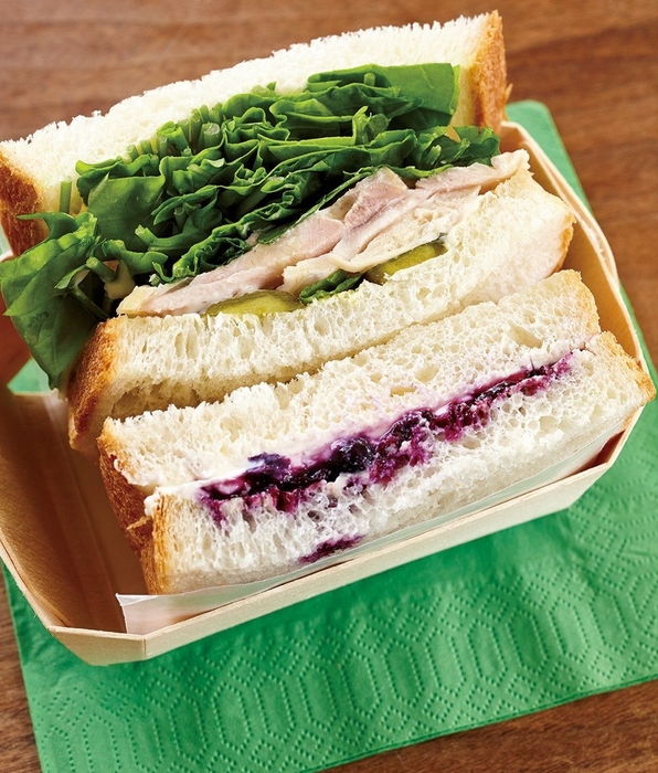 桑原奈津子さんの「蒸し鶏サンド&ブルーベリーチーズサンド」