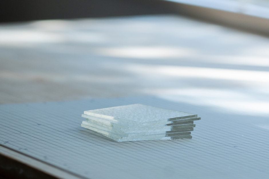 グラスに使用している板ガラスをカット