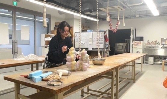 出展する作品を制作する学生の様子