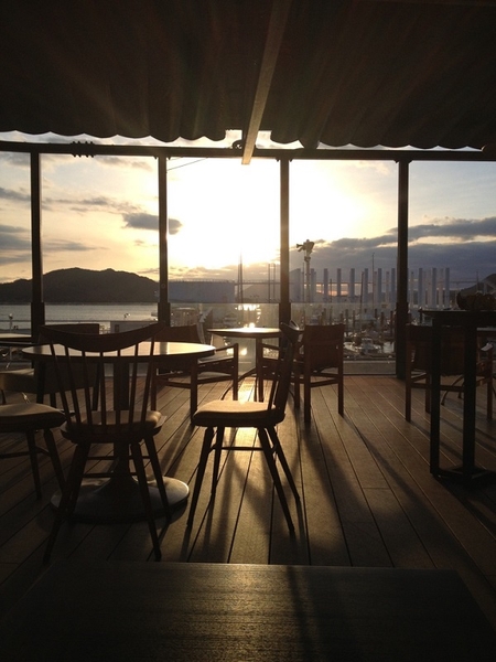 カフェから望む穏やかな夕景